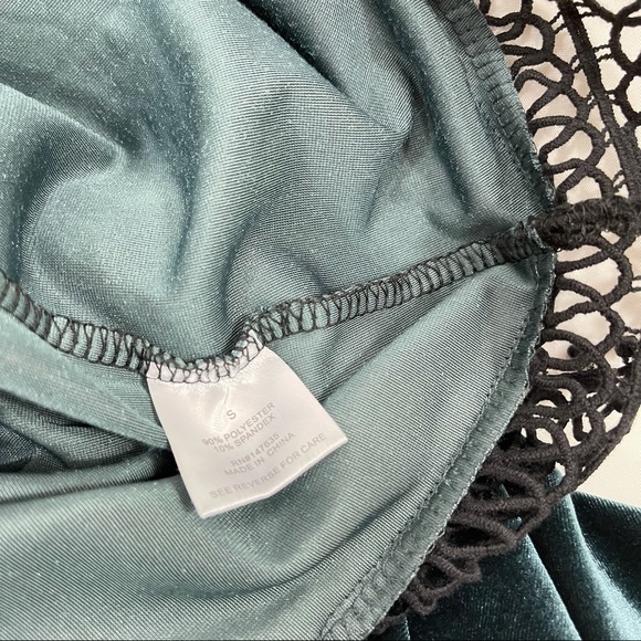 Romeo & Juliet Couture Velvet Dress - Picture 8 of 8